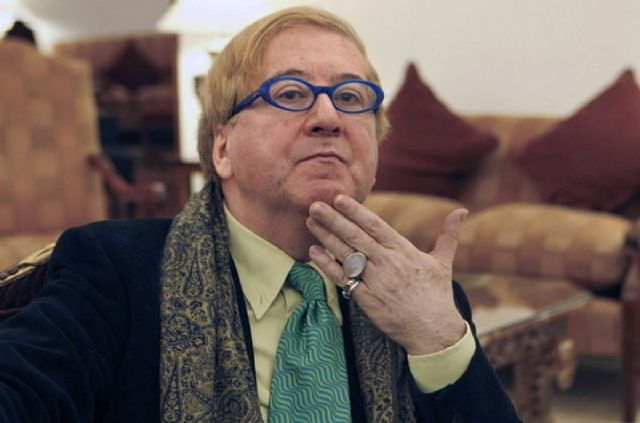 El autor Luis Antonio de Villena visita el festival de poesía Deslinde