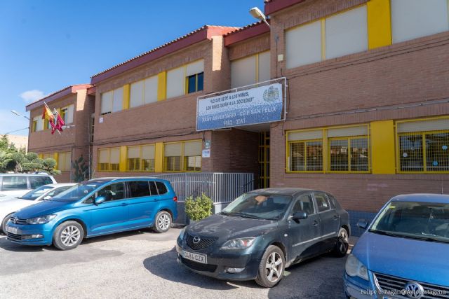 Urbanismo paraliza una demolición junto al CEIP San Félix porque carecía de licencia y se estaban retirando materiales con fibrocemento sin seguridad