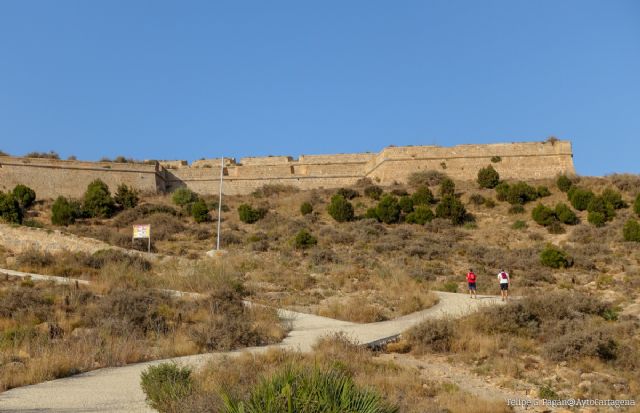 El Ayuntamiento realiza obras en la carretera de acceso a la Atalaya y en caminos rurales de Cartagena