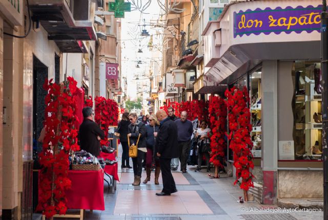 Bailes, talleres y un mercadillo navideño invitan a comprar en los comercios del Area de San Fernando