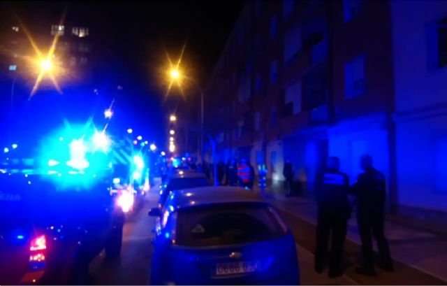 Efectivos del cuerpo de Bomberos intervinieron en la extinción de un incendio originado en un cuarto de contadores