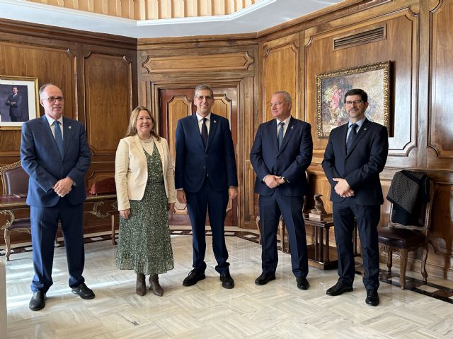 La presidenta de la Asamblea recibe al Hermano Mayor de los Marrajos