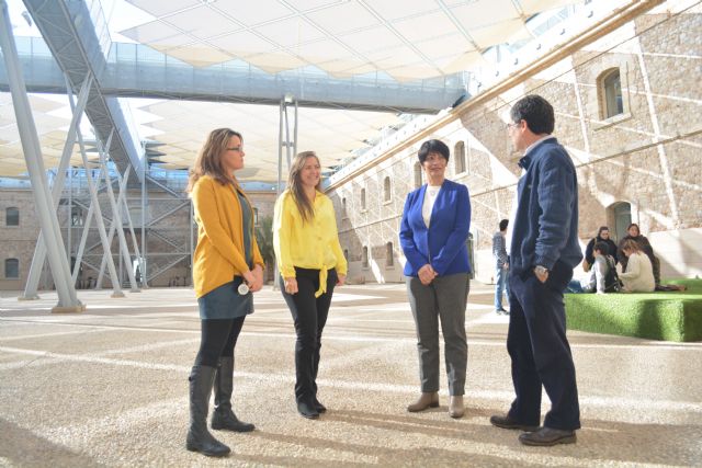 Las mujeres dirigen empresas más pequeñas y menos tecnológicas que los hombres, según una tesis de la UPCT