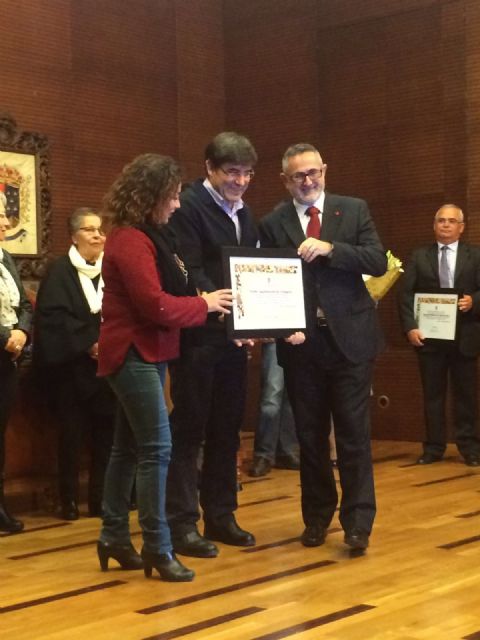 El Ayuntamiento de La Unión entrega a Cartagena una distinción de hermandad en conmemoración al 7 de marzo de 1916