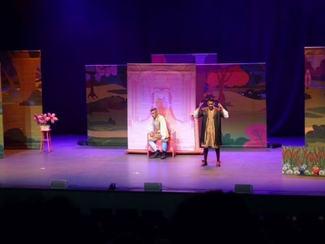 Varios centros educativos acuden a ver una adaptacion de El Lago de los Cisnes al auditorio El Batel