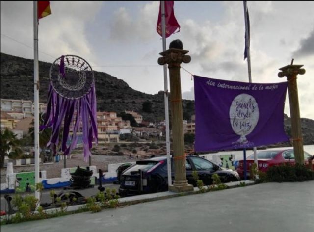 Asociaciones, empresas, entidades y vecinos del municipio de Cartagena se suman a la iniciativa ´Balcones violetas´