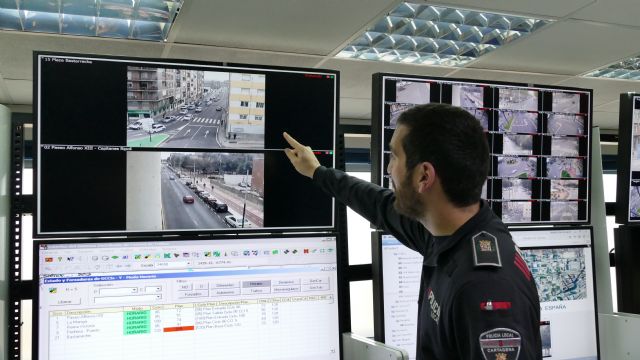 Aznar comprueba el funcionamiento de las 24 cámaras de tráfico repartidas por Cartagena