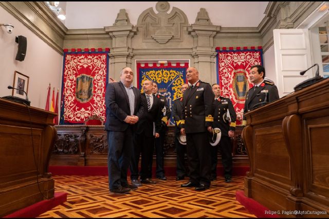 El comandante del Portahelicópteros egipcio ´Gamal Abdel Nasser´ visita el Palacio Consistorial
