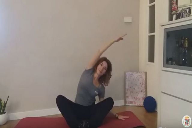 Rutina de equilibrio y estiramientos en la octava sesión de ´Deporte en Casa, no pierdas el ritmo´