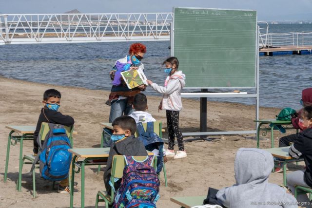 Escolares de Los Nietos dan clase en la orilla del Mar Menor
