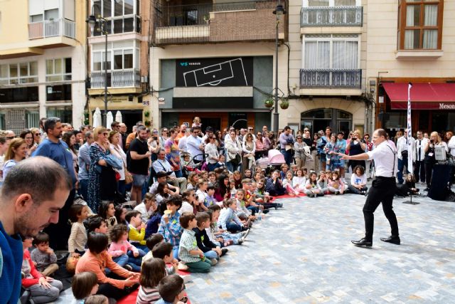La magia hechiza Cartagena con trucos y espectáculos a pie de calle