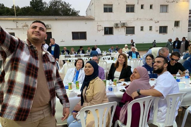 El Barrio de la Concepción celebra una multitudinaria ruptura del ayuno en Ramadán