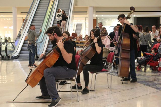 La Sinfonica de Cartagena sorprendio a los clientes de Espacio Mediterraneo