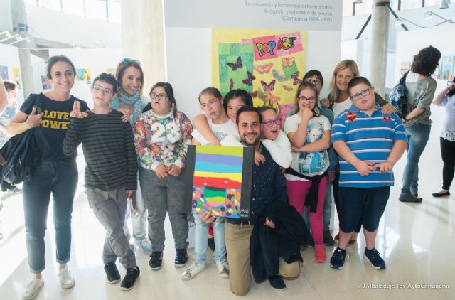 Sensaciones 16 exhibe en el Luzzy las obras de artistas del Centro de Dia de Asido Cartagena