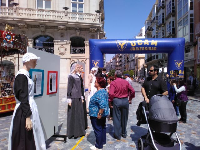 Alumnos de Enfermería de la UCAM en Cartagena enseñan en el Icue cómo aprenden su futura profesión