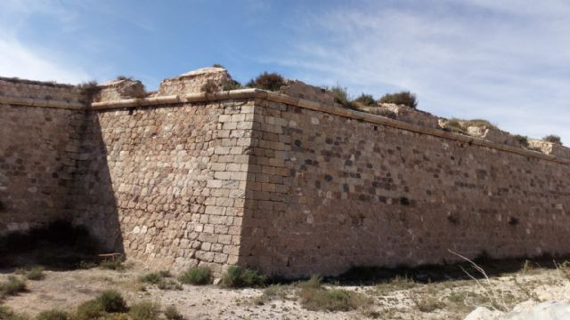 El PCAN denuncia que el Ayuntamiento mete en un cajón el Plan Director para la restauración del Castillo de los Moros