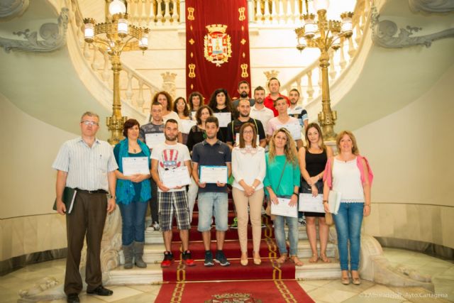 Los alumnos del programa Erasmus+ de la ADLE recogen sus diplomas tras su experiencia de prácticas laborales en Portugal