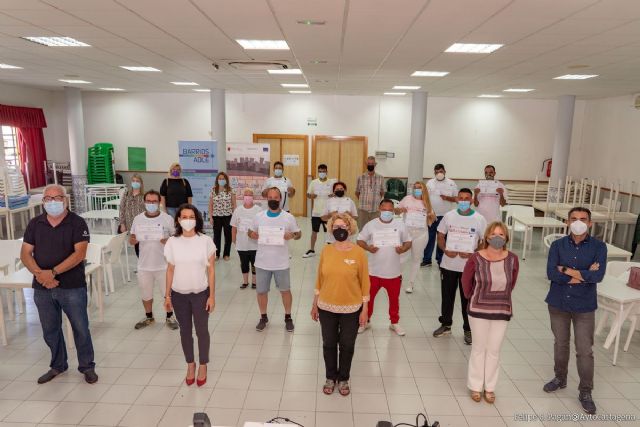 Los trece alumnos del Programa Barrios ADLE Los Mateos reciben sus diplomas