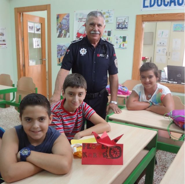 Una decena de niños disfruta aprendiendo en la Escuela de Seguridad Vial de Cartagena