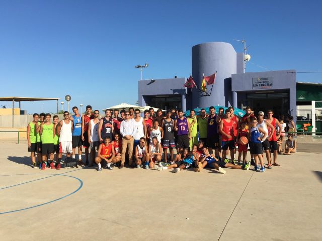Los Urrutias celebró su popular y veraniego campeonato de baloncesto 3x3