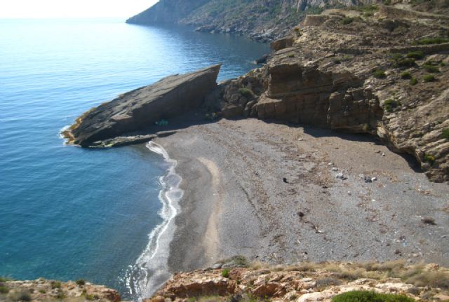 Cerrada al baño Cala Salitrona mientras duren los trabajos de limpieza del barco que se quemó este domingo