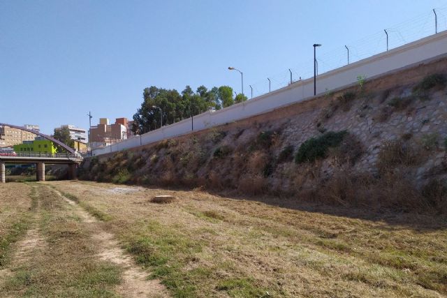 El Ayuntamiento limpia 26 cauces urbanos de ramblas del municipio