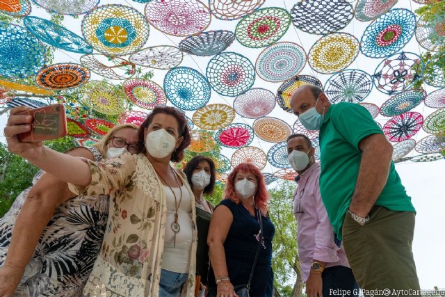 Las mujeres de Perín elaboran un tapiz con aros y lanas recicladas para crear nuevos espacios de sombra
