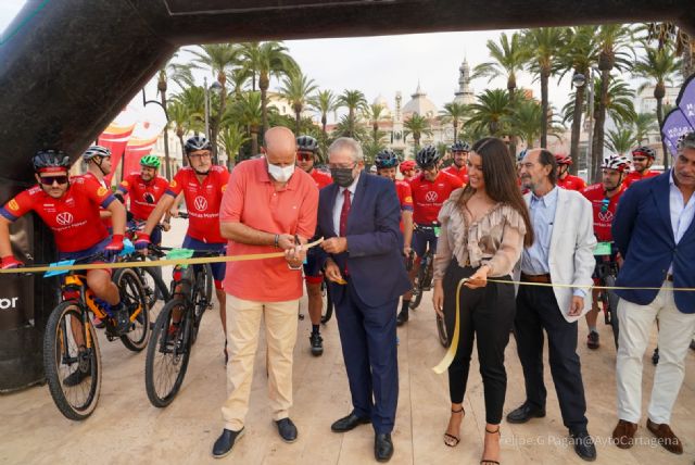 Treinta bomberos cruzan España en bicicleta para ayudar a los niños con cáncer