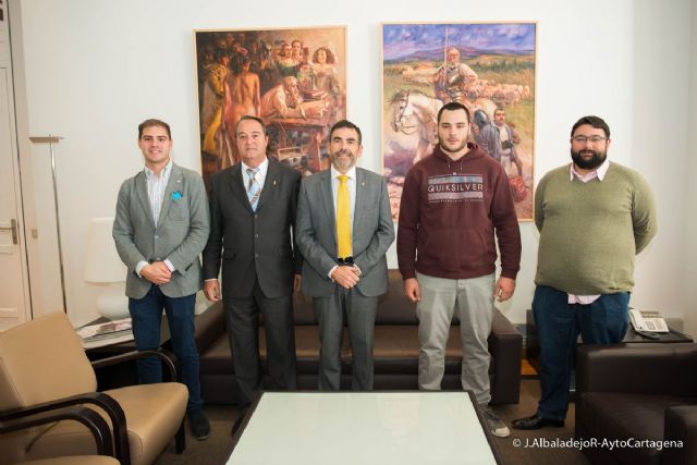 El alcalde felicita al deportista del Club Nautico Santa Lucia, Diego Perez, doble campeon del mundo sub-21 de pesca deportiva