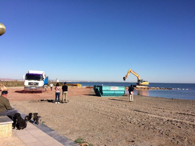 La playa de Los Urrutias recupera su aspecto original
