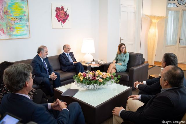 El presidente de Repsol, Antonio Brufau, visita el Ayuntamiento de Cartagena