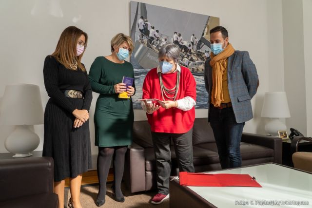 La alcaldesa de Cartagena recibe a la poeta portuguesa Ana Luisa Amaral