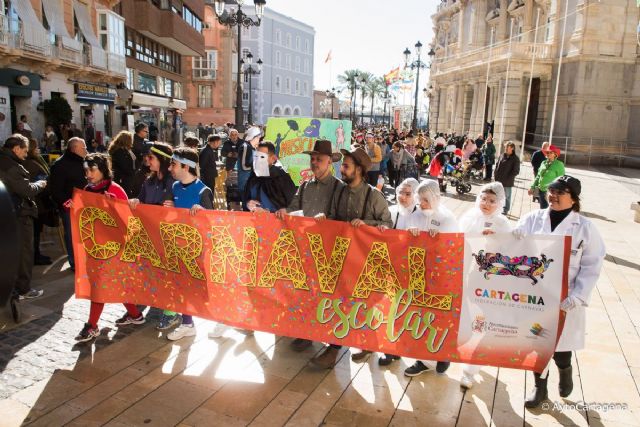 El Carnaval infantil llena de color las calles de Cartagena