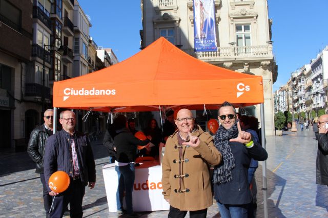 Ciudadanos explica en la Plaza del Icue su actividad en el Ayuntamiento y sus objetivos para 2018