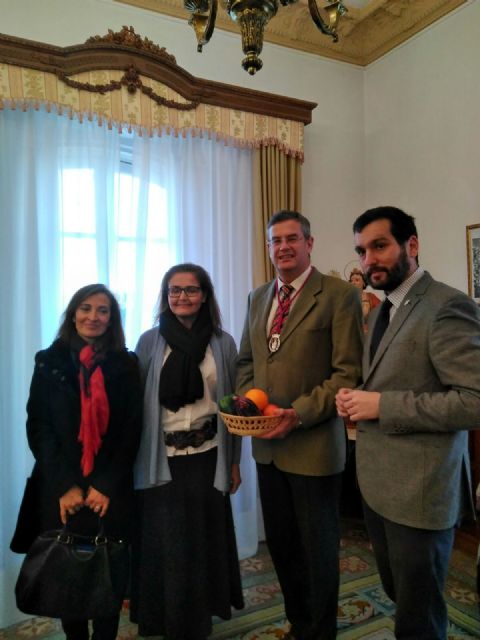 El Coronel del RAA73 recibe la medalla de Hermano de la Cofradía de San Ginés de la Jara.