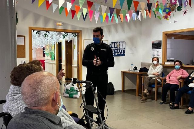 La Escuela de Seguridad Pública (ESPAC) imparte una charla sobre prevención para personas mayores del SED Los Dolores