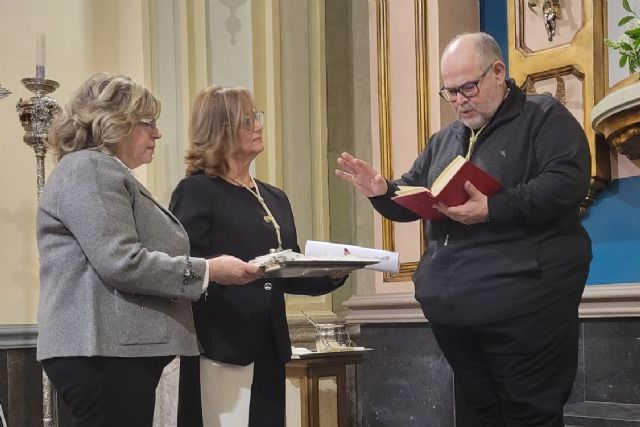 La Cofradía del Resucitado impone las medallas a las hermanas de la Junta de Damas