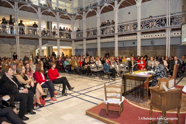 La Asamblea Regional celebro el Dia de la Mujer con una conferencia sobre la Educacion y la Copla a cargo de Martirio