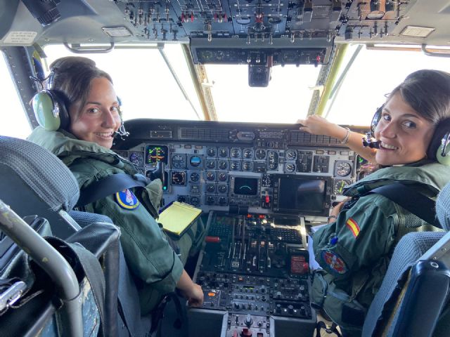 Una cartagenera, primera comandante de aeronave CN235 de vigilancia marítima del 82 Grupo del Ala 46