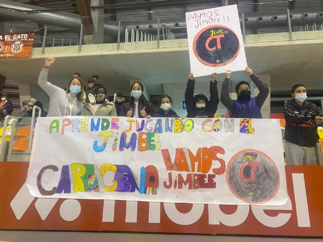 Los peques del programa ´Aprende Jugando´ de Servicios Sociales animan al Jimbee Cartagena en su partido contra el Levante UD