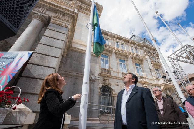 El Pueblo Gitano celebro su dia internacional con el izado de su bandera y la lectura de un manifiesto