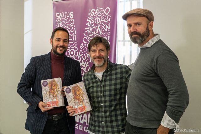 Paco Roca presenta su libro antes más de 600 estudiantes