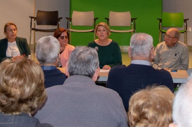 Un programa municipal pone universitarios al teléfono para hacer compañía a mayores que viven solos