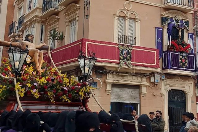 Balcones y escaparates compiten por ser los más bonitos de la Semana Santa de Cartagena