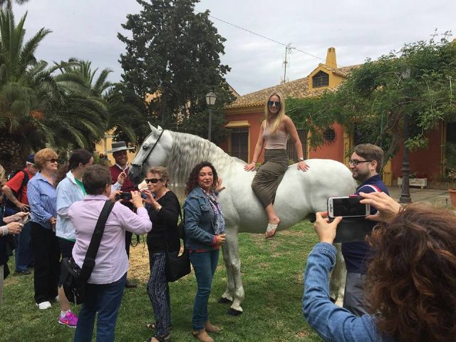 Los cruceristas conocen el arte de la hípica española en una yeguada cartagenera