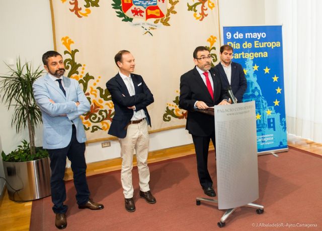 El alcalde lee un manifiesto e iza banderas para celebrar el Día de Europa