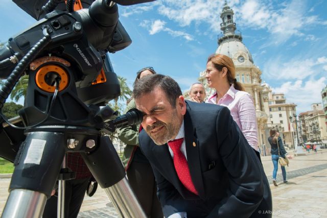 Cartagena enfoca al cielo para observar el tránsito de Mercurio por delante del Sol