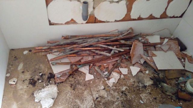 La Policia Local de Cartagena sorprende a dos individuos que sustrajeron cobre en diversas viviendas de la diputacion de El Algar