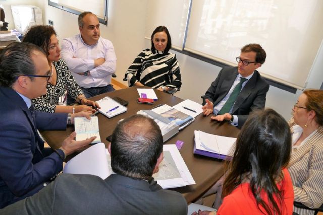 El Ayuntamiento conoce una propuesta enfocada al sector turistico en el Mar Menor y explica a la mercantil interesada el procedimiento administrativo necesario