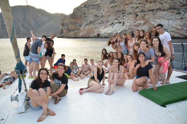 El campamento tecnológico Campus Mare Nostrum concluye con una ruta de la UPCT en catamarán